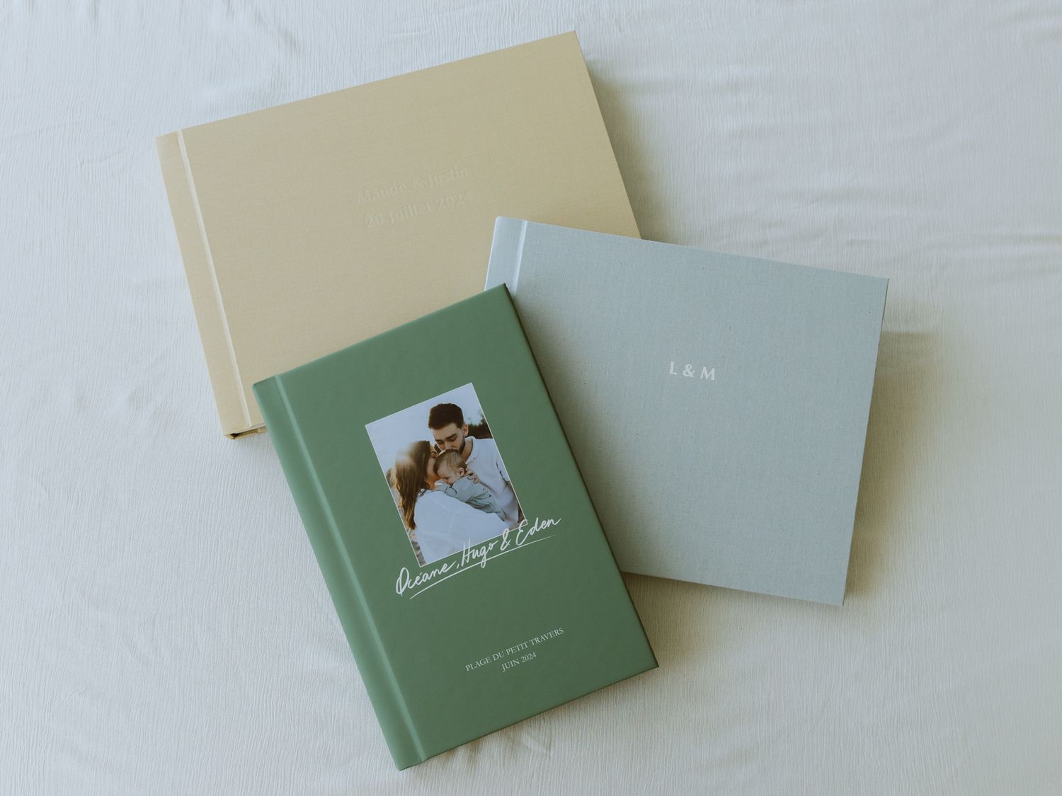 Trois modèles d'albums photo professionnels créés sur mesure chez un fournisseur haut de gamme.