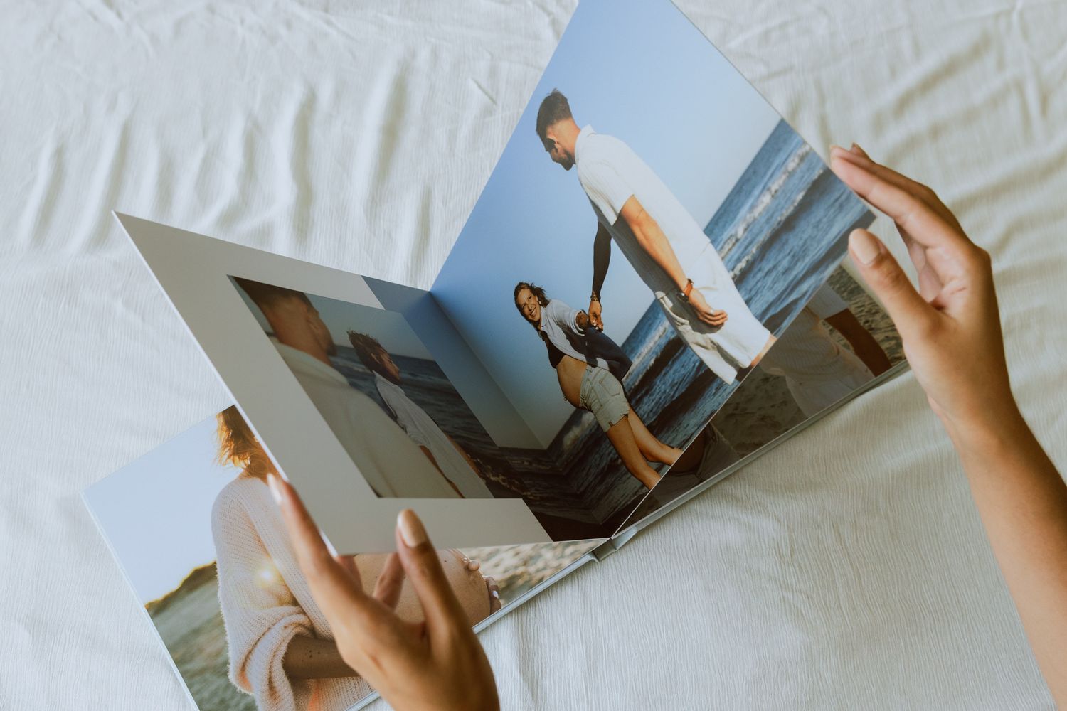Des mains qui tiennent un album photo de grossesse sur mesure créé par une photographe professionnelle à Montpellier.