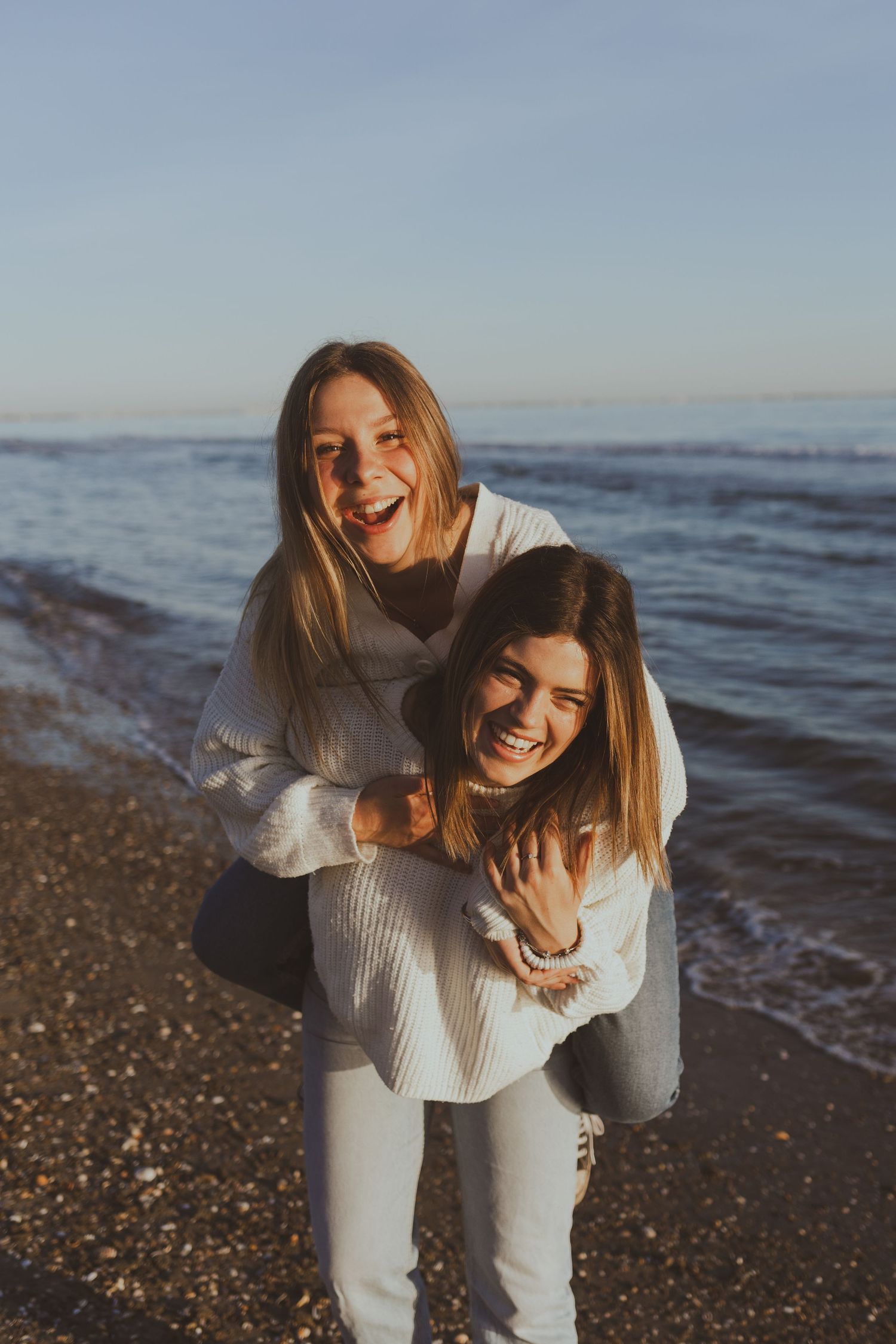 Deux copines rigolent ensemble au bord de la mer près de Montpellier.