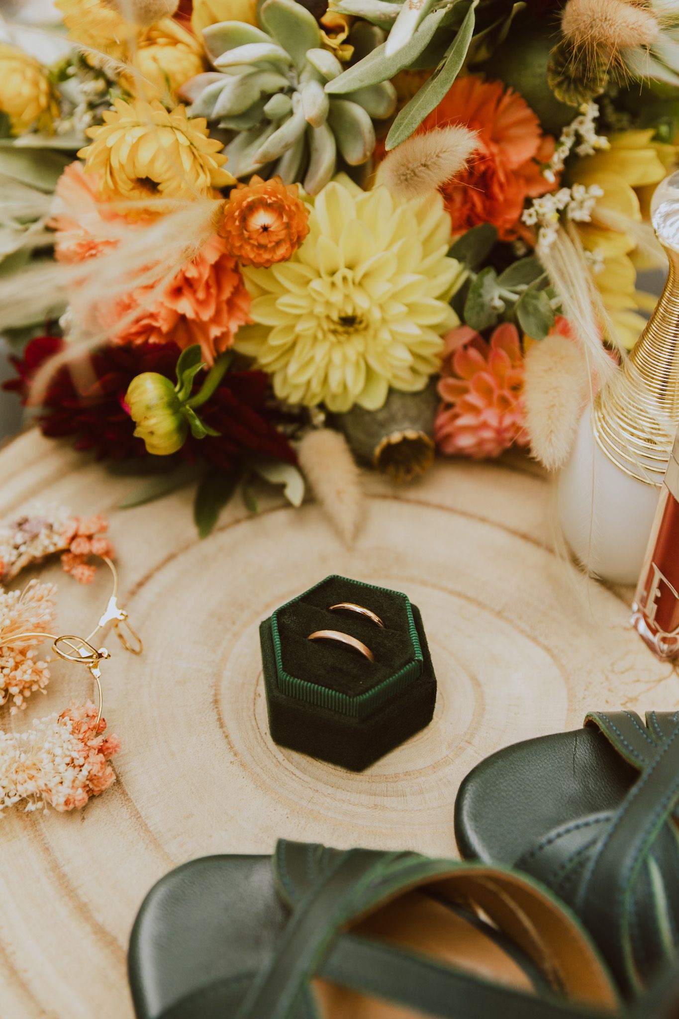 Photo de la boîte à alliances, composition florale, flay lay de mariage. Photo par Alice Enrico, photographe Mariage à Montpellier.