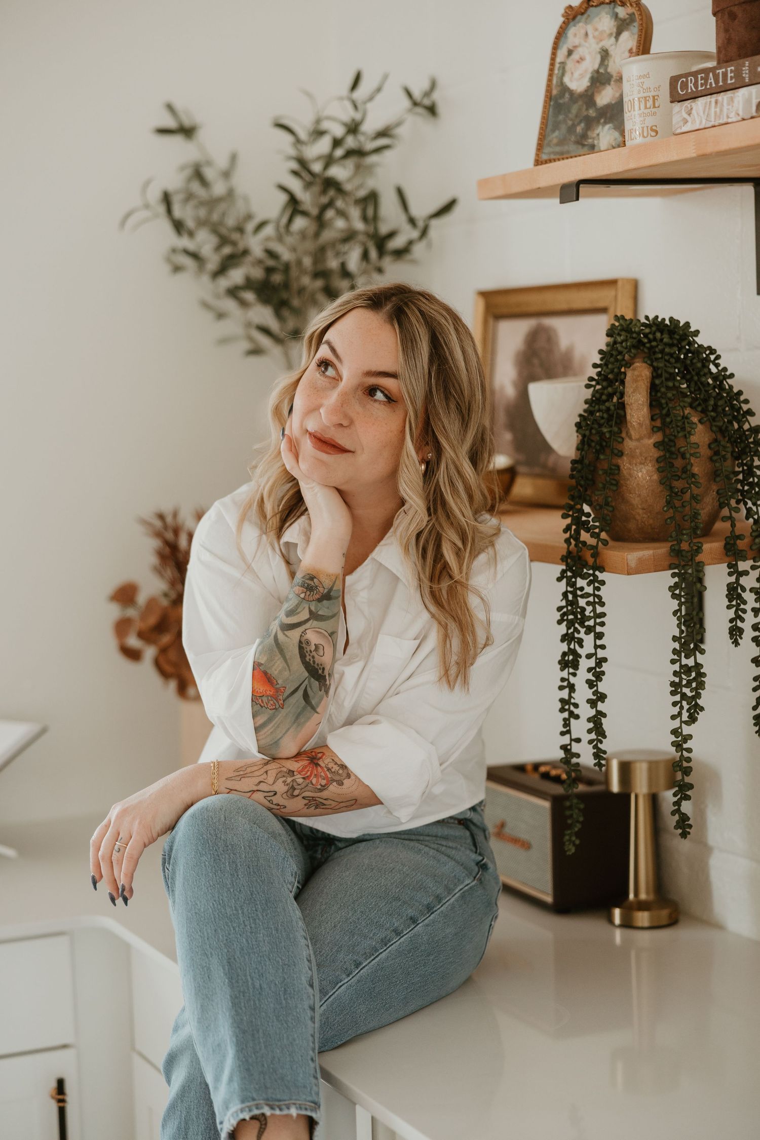 Clarksville Tennessee photographer Aundrea Raye in her studio, specializing in weddings, couples, and lifestyle photography.