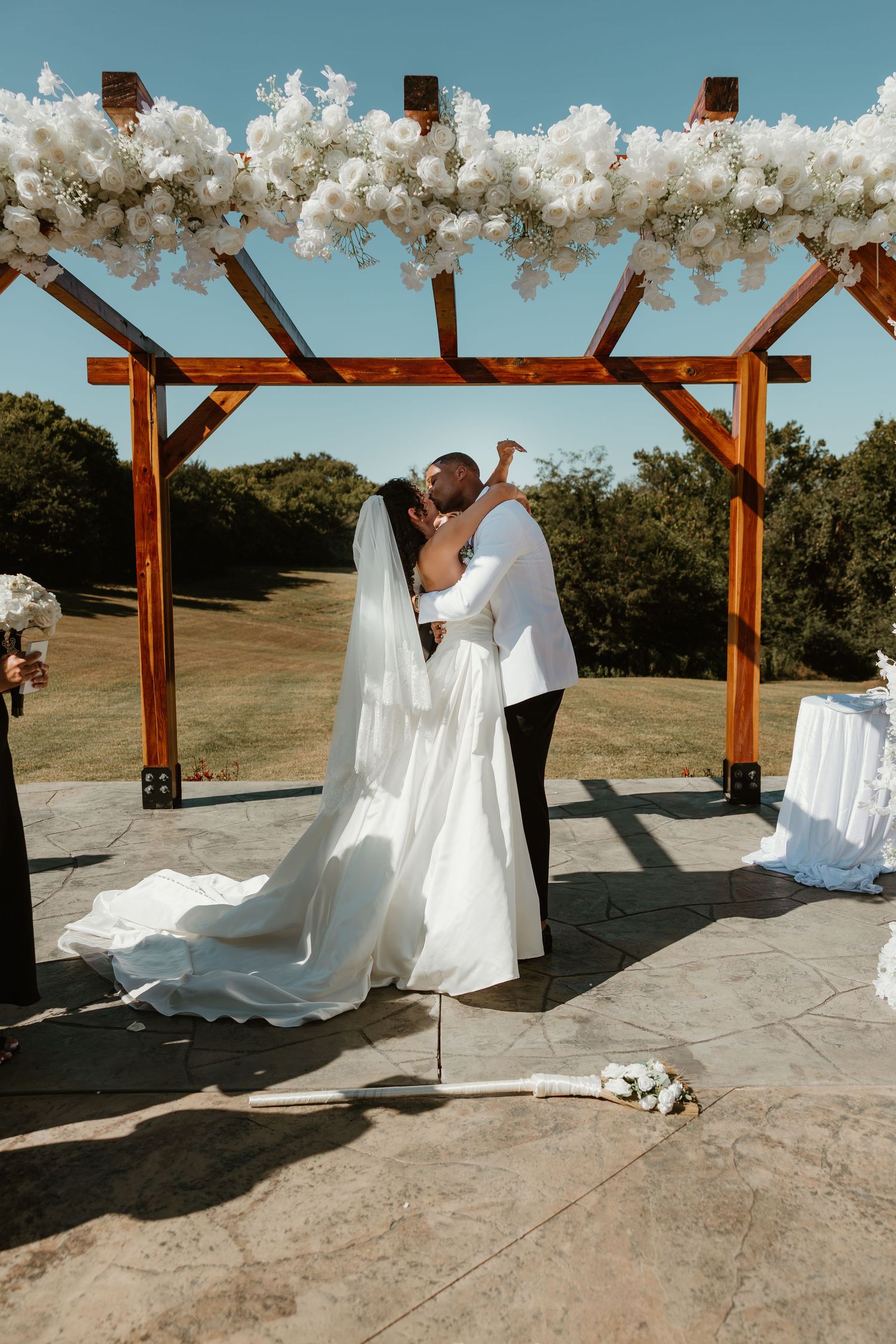 clarksville tennessee wedding venue outside. wedding photographer with warm tones light and romantic style edits