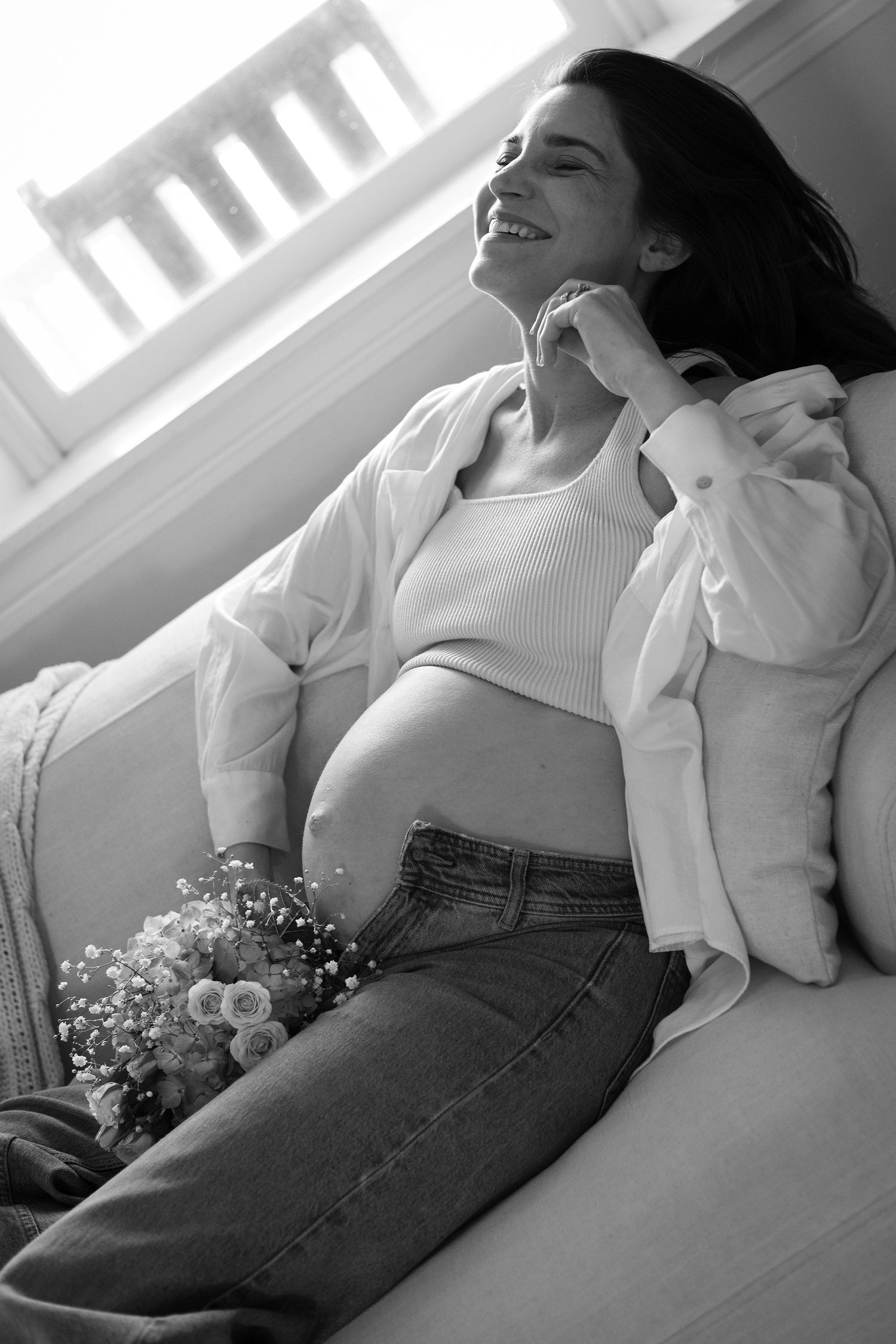Smiling pregnant woman laying on couch | Bijou-Marie d'Image | Richmond VA Photography