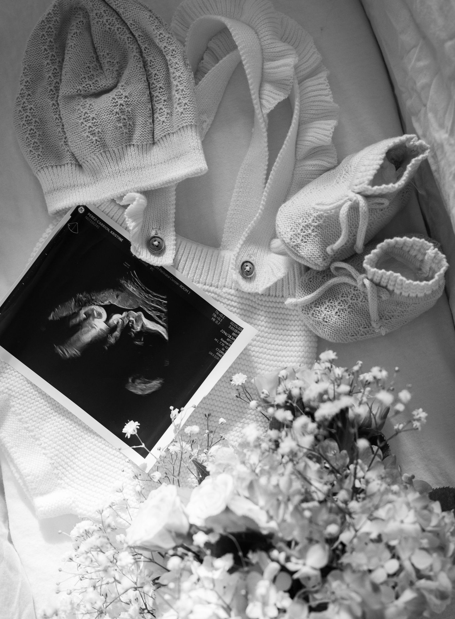 Couple lying on couch with hand on pregnant belly | Bijou-Marie d'Image | Richmond VA Photography