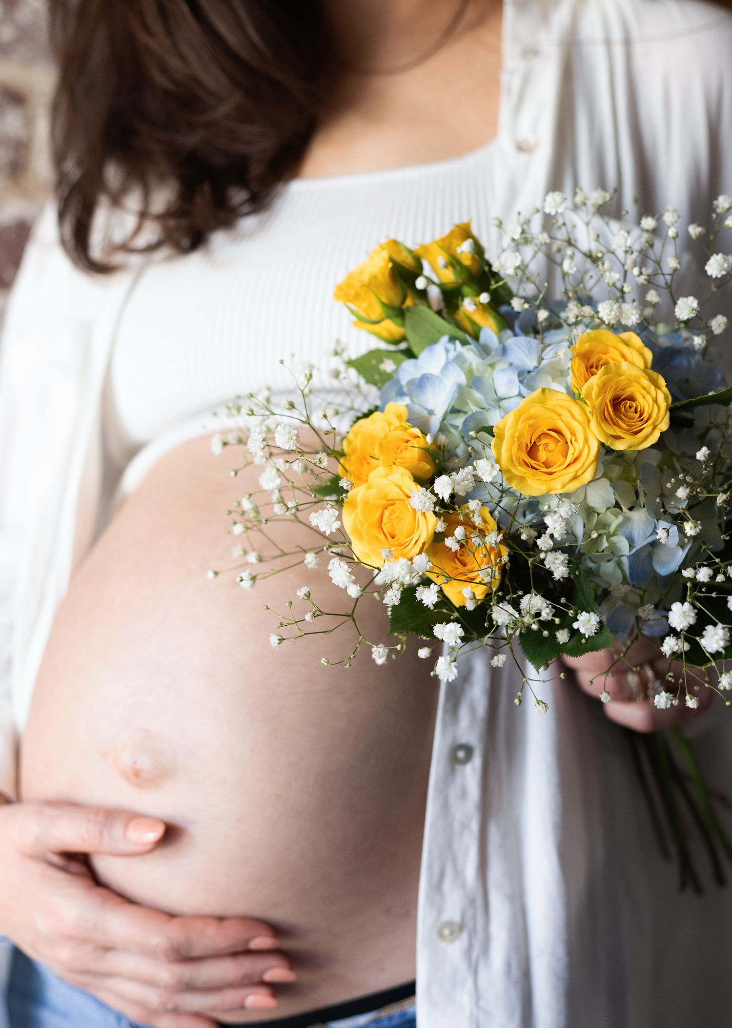 Pregnant woman holding her belly | Bijou-Marie d'Image | Richmond VA Photography