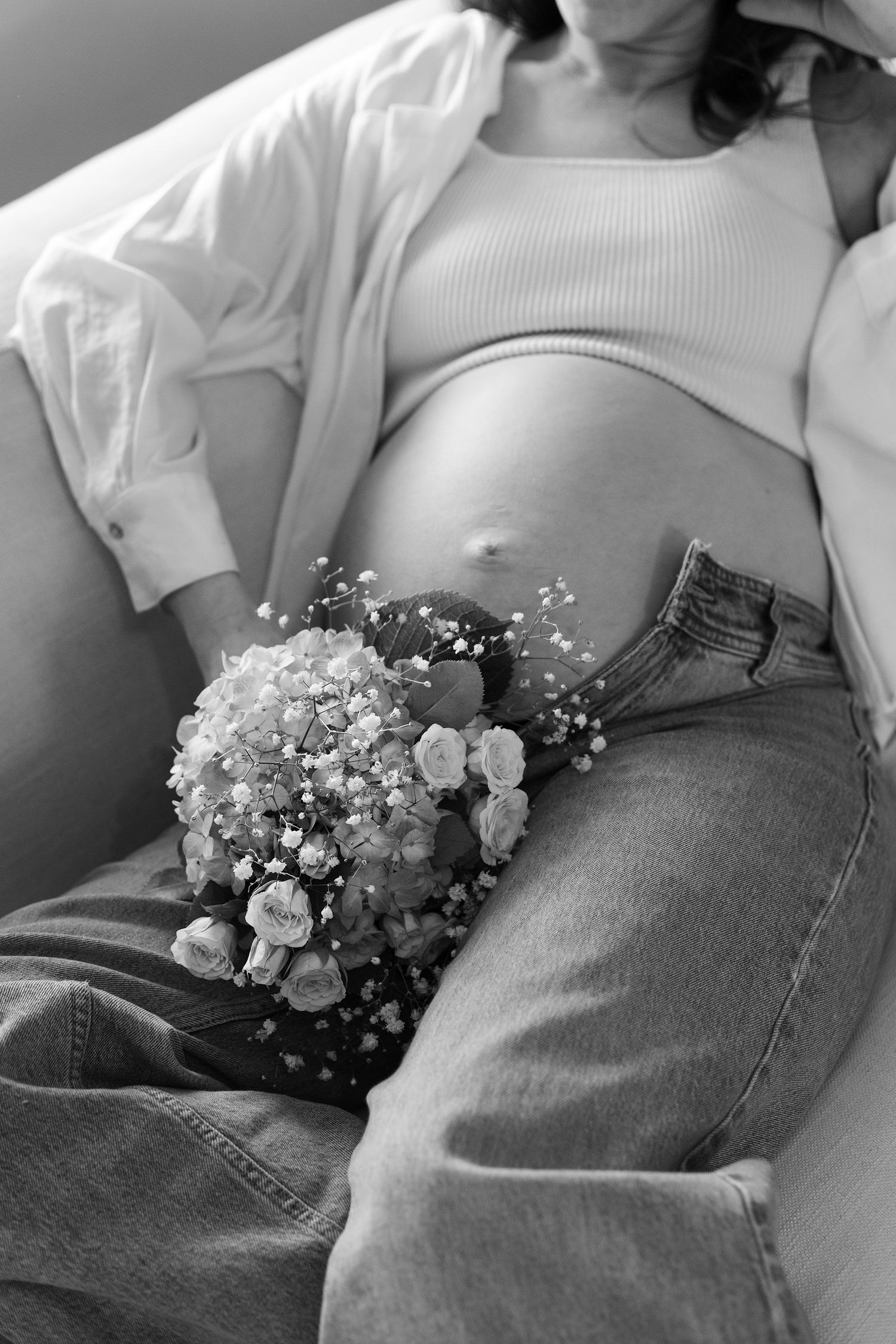 Elegant maternity photo with a flower bouquet | Bijou-Marie d'Image | Richmond VA Photography