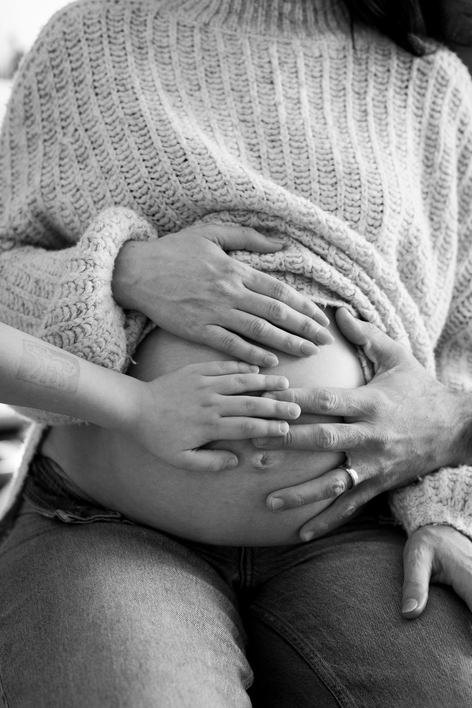 Family holding a pregnant belly | Bijou-Marie d'Image | Richmond VA Photography