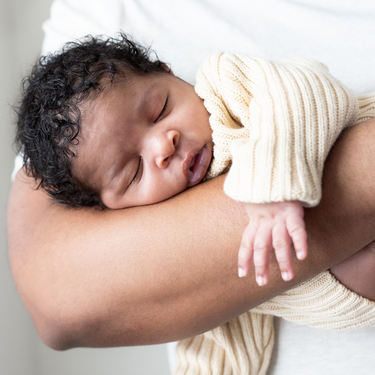 Newborn sleeping in arms of father | Bijou-Marie d'Image | Richmond VA Photography