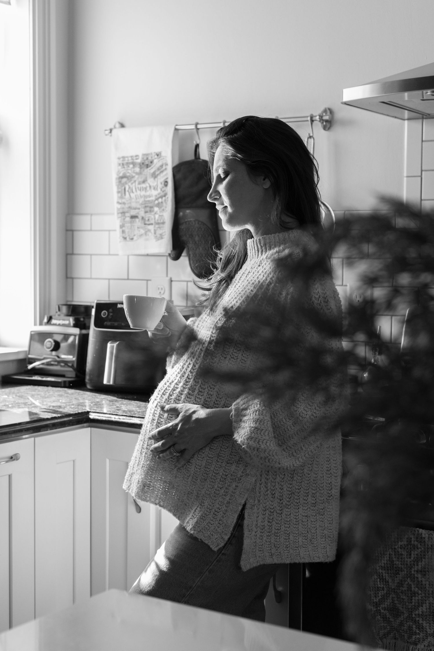 Pregnant woman enjoying her tea | Bijou-Marie d'Image | Richmond VA Photography