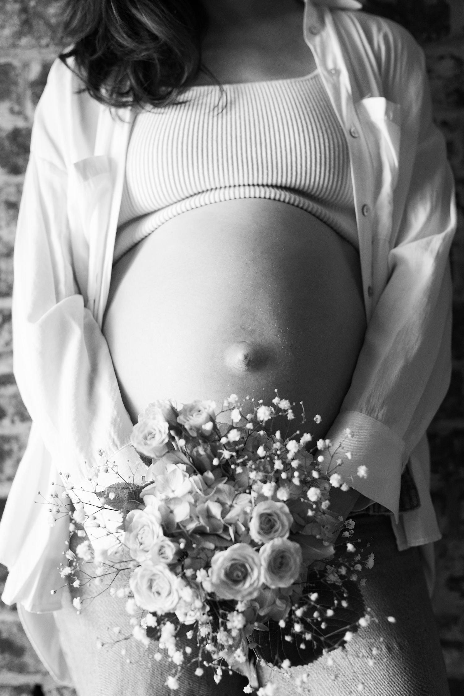 Pregnant woman holds a flower bouque | Bijou-Marie d'Image | Richmond VA Photography