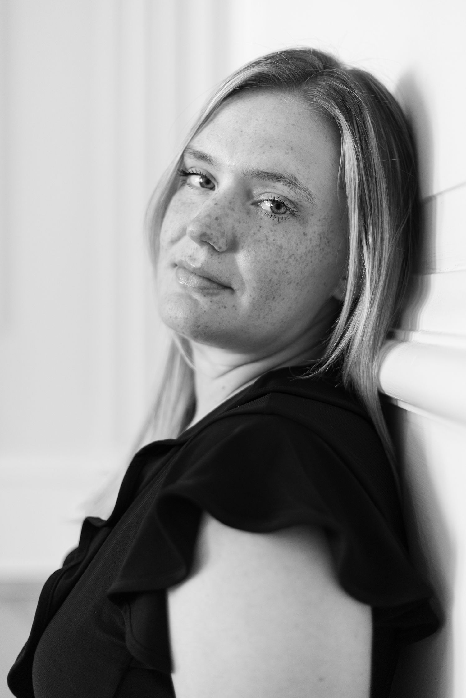 Black and white portrait of a woman smiling to the camera. | Bijou-Marie d'Image | Richmond VA Photography