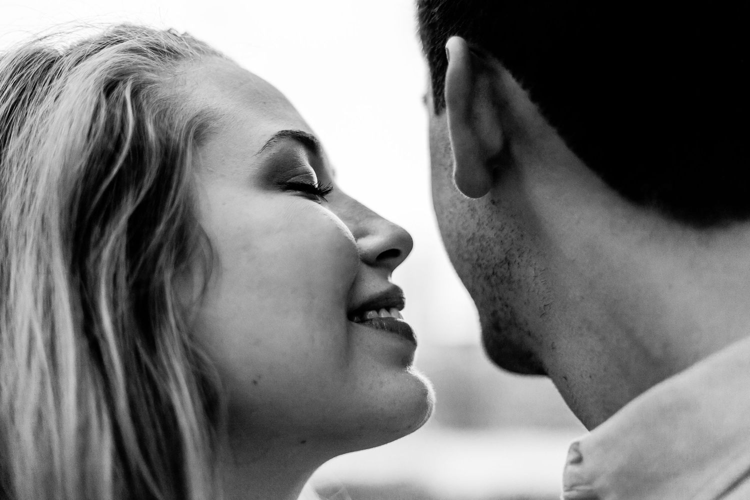 Colorado couples photographer documenting authentic engagement and lifestyle moments in natural outdoor scenery.