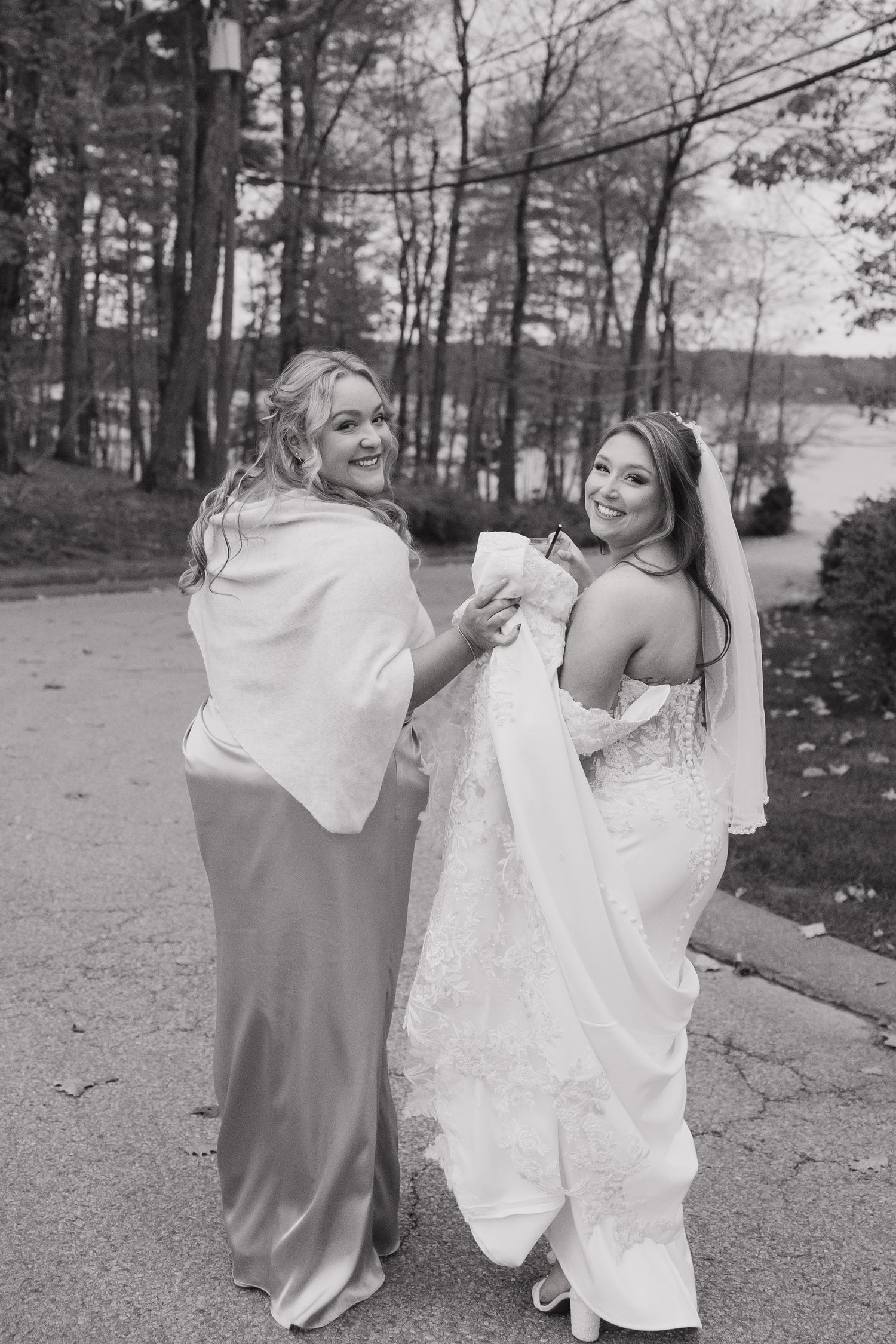 bride and maid of honor at the saphire estate