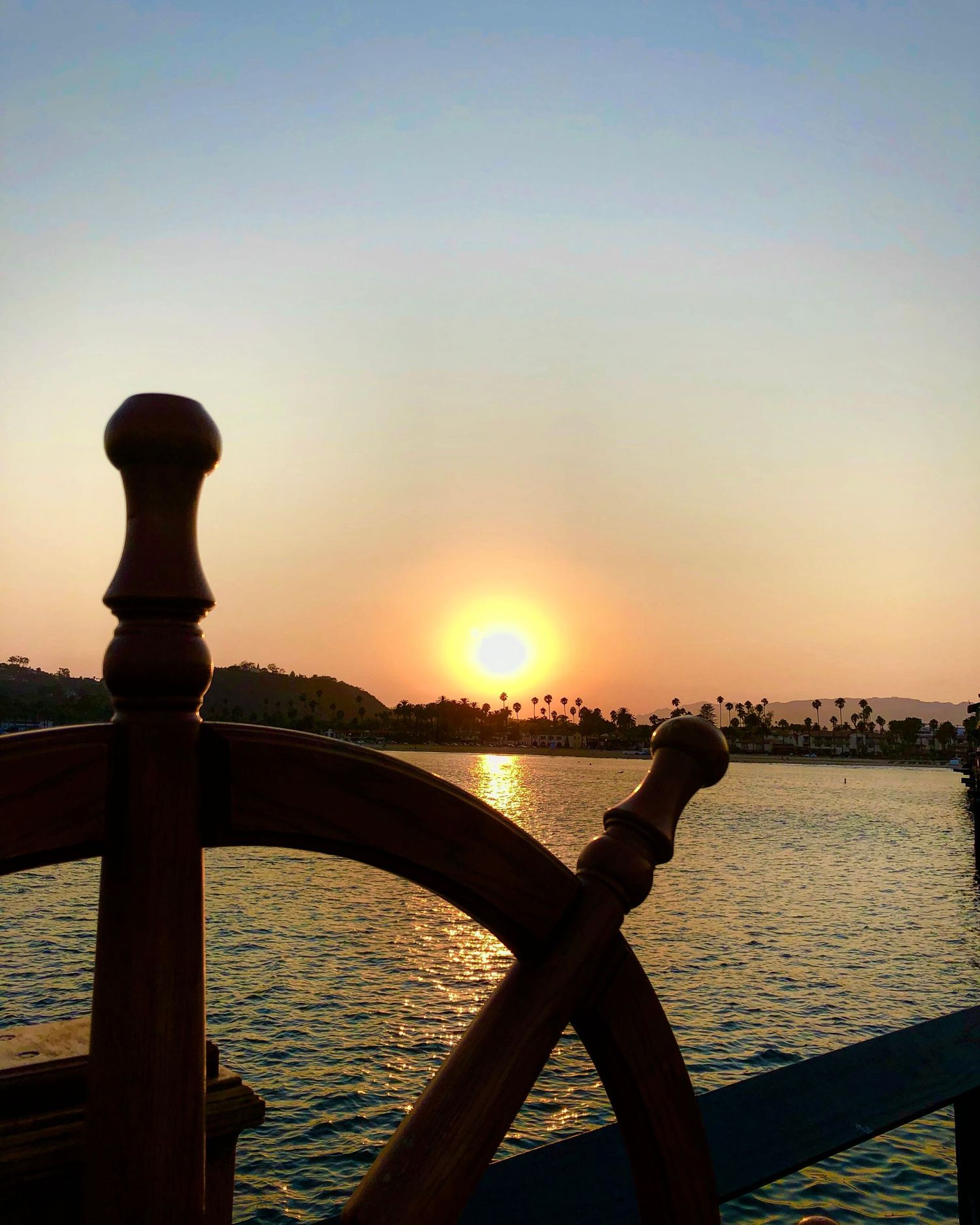 Sonnenuntergang über dem Wasser, Blick vom Boot aus