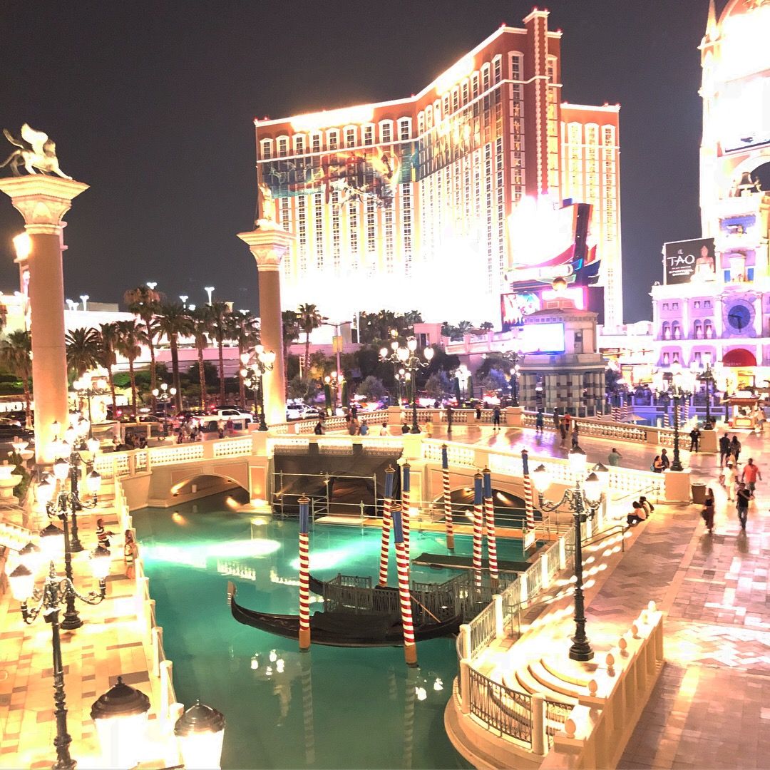 Beleuchtete Skyline des Las Vegas Strip bei Nacht