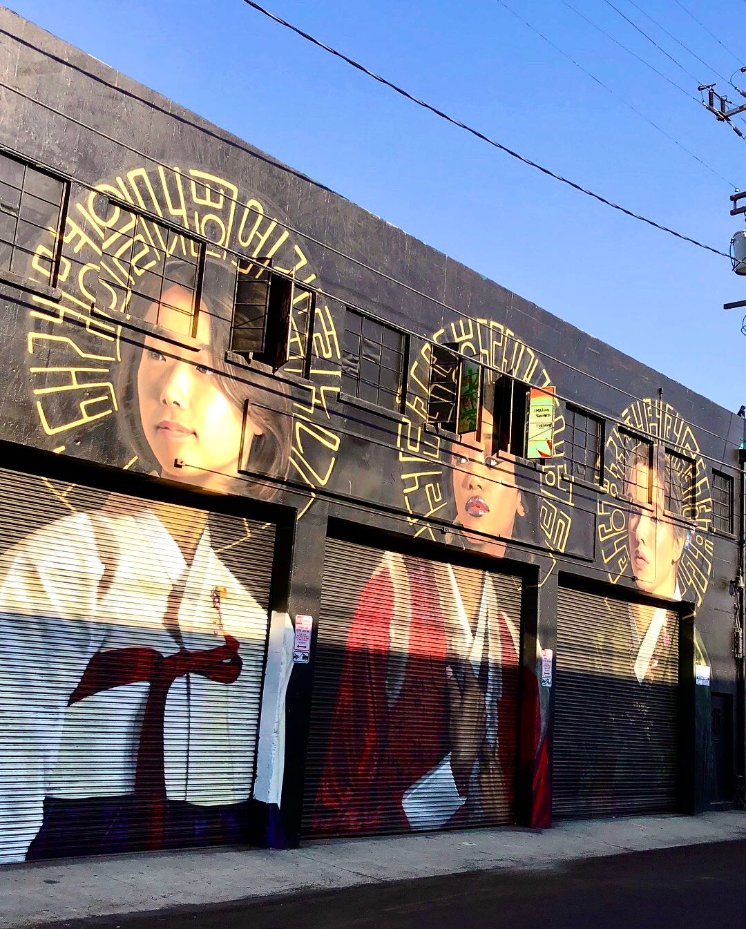 Bunte Häuserfassade mit Streetart