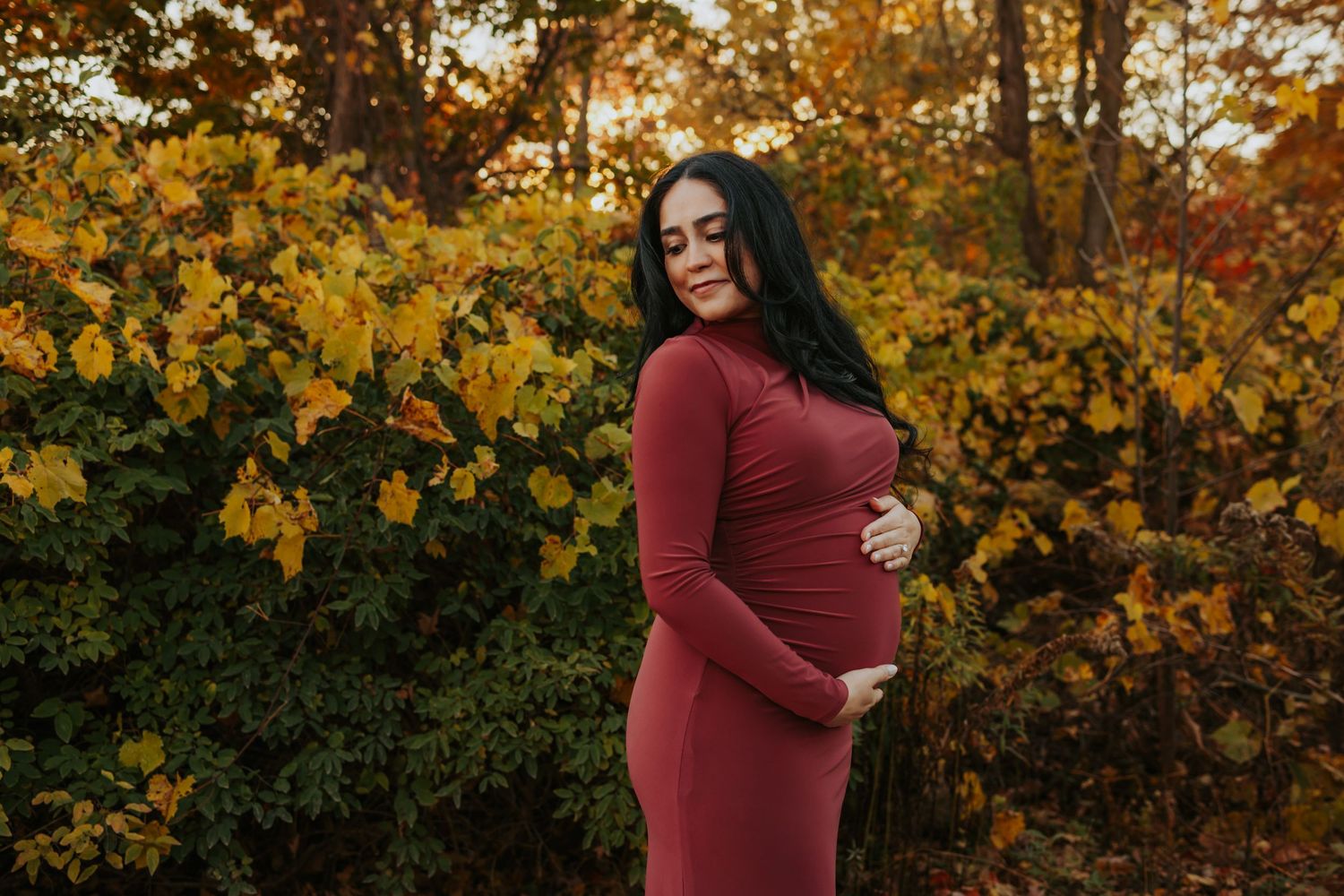 Maternity photos at Paletta Mansion, Burlington, Ontario. Burlington Portrait & Wedding Photographer.