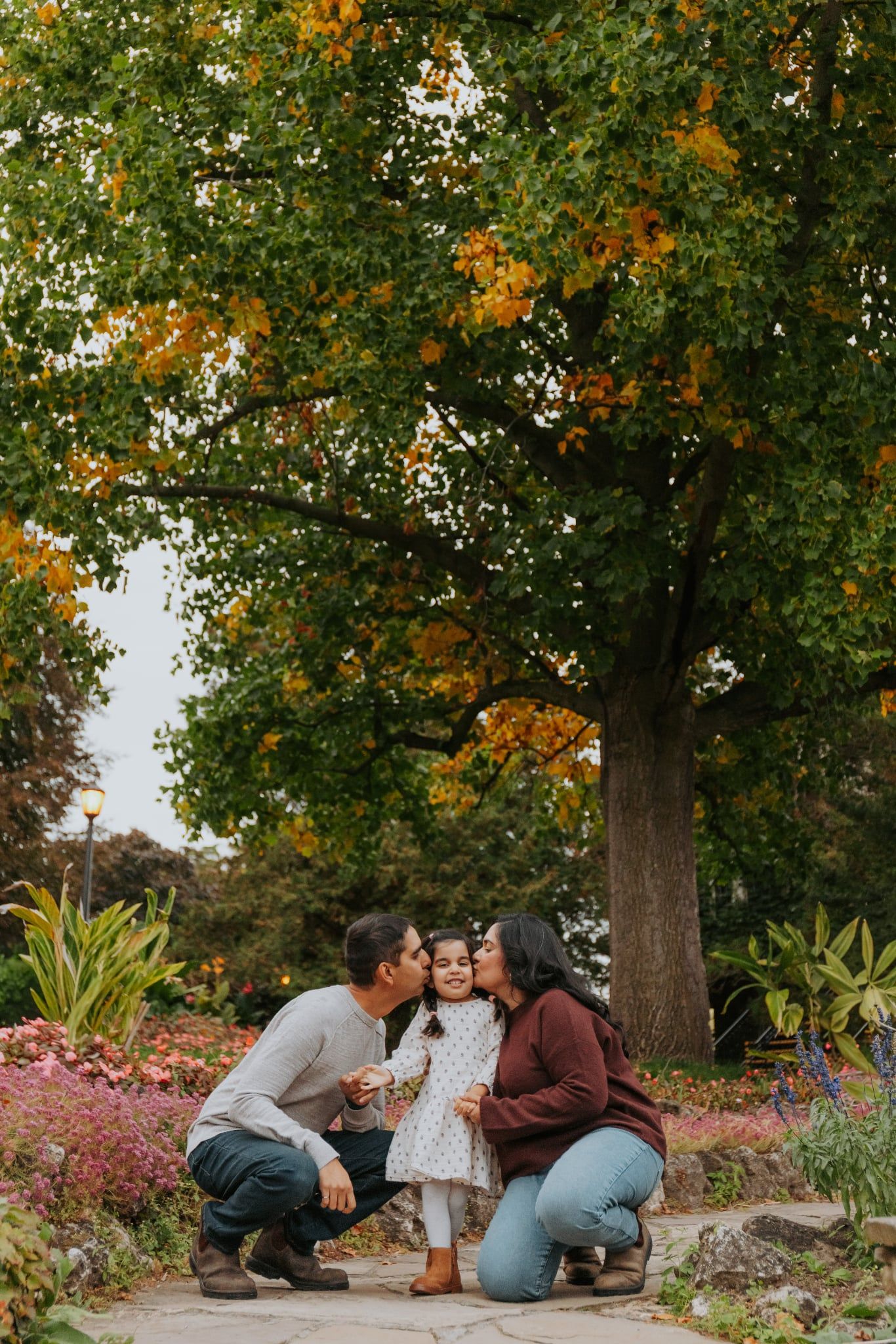 Burlington Photographer, ottawa photographer. Fall mini family session at Gairloch Gardens, Oakville, Ontario