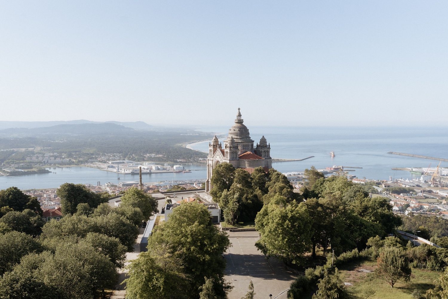 Vista aérea da Igreja de Santa Luzia, casamento em Viana do Castelo, com vista para a cidade de Viana do Castelo.