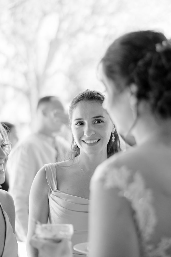 Fotografia a preto e braco da elegante Dama de honor a sorrir num casamento da Quinta de santo Andre em Barcelos