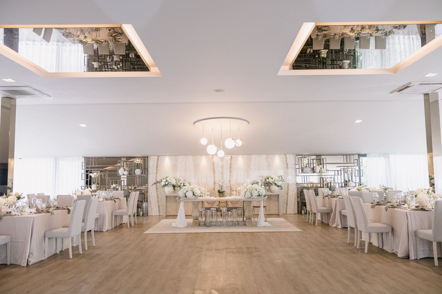 Elegante salão de recepção de casamento branco com lustre, na Quinta de Santo André, Barcelos