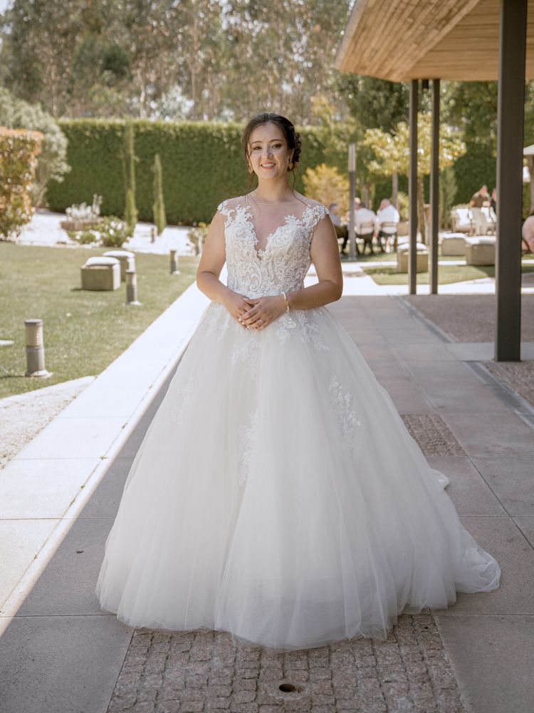 Noiva num vestido branco de rendas numa fotografia exterior nos jardins da Quinta de Santo Andre em Barcelos