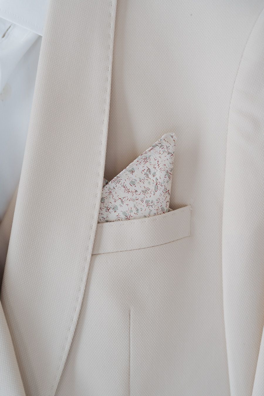 Fato do noivo com lenço no bolso, casamento na Quinta do Carvalho