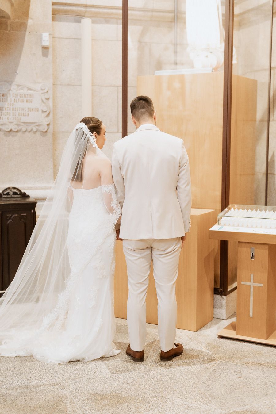 Noivos no altar da Igreja de santa Luzia em Viana do castelo. Fotografo Paulo Roque Fotógrafo