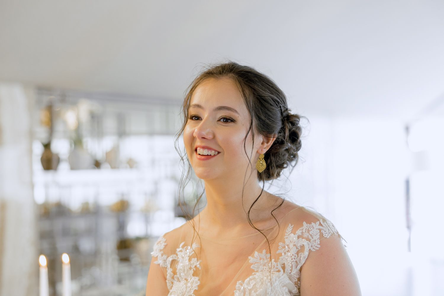 Retrato da noiva a sorrir, com vestido branco de renda  no seu dia de casamento na Quinta de Santo Andre em Barcelos.