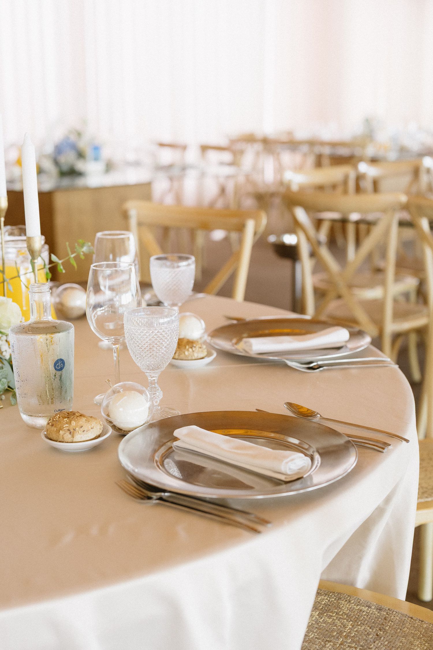 Elegante conjunto de mesa para recepção de casamento no Set Lounge Azurara Vila do Conde