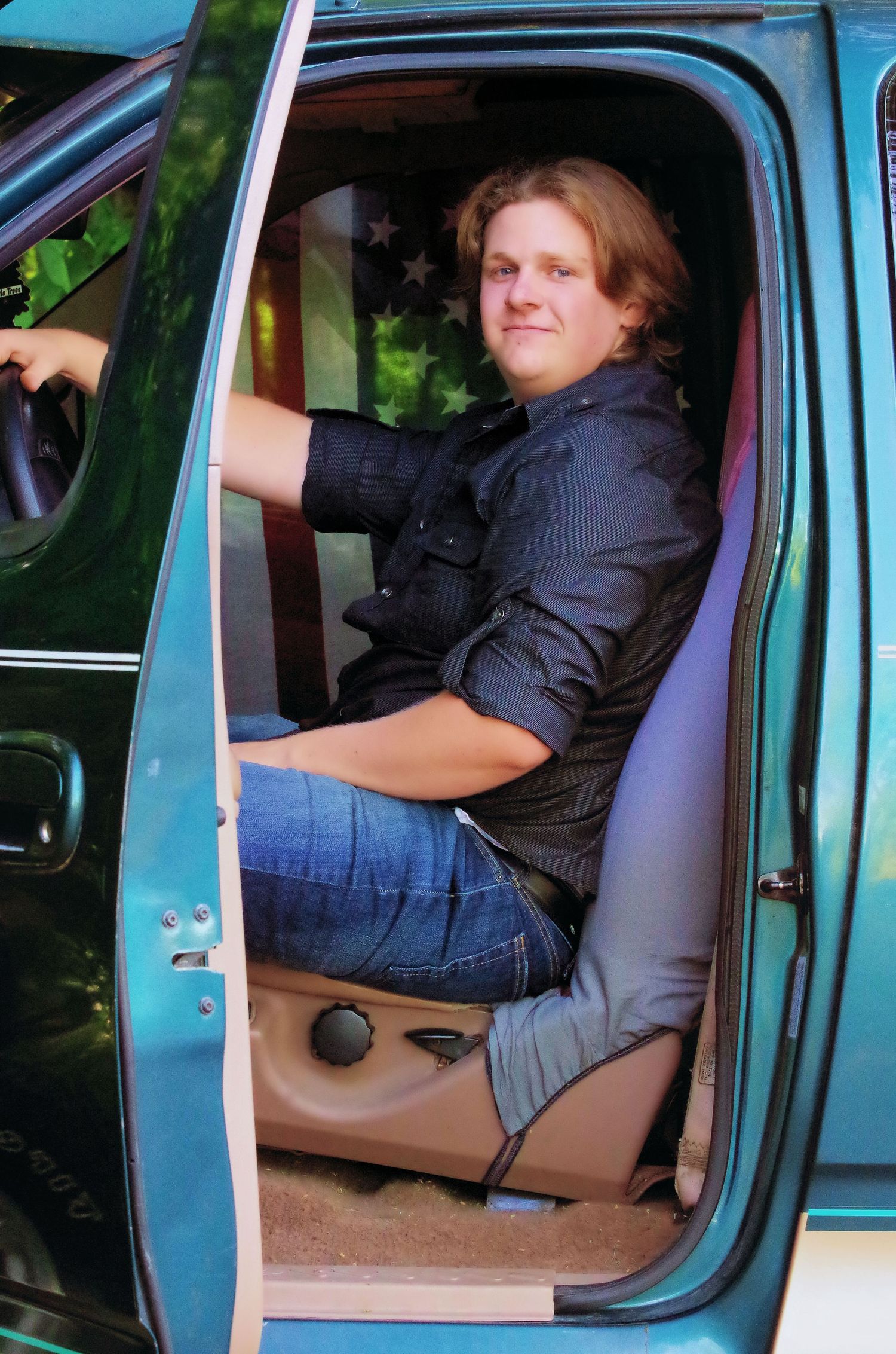 Series showing someone entering and sitting in a turquoise-colored vehicle.
