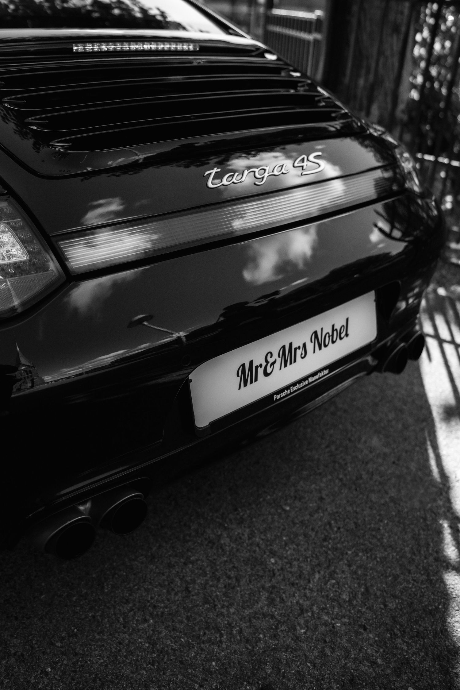 Registreringsskylt med mr & mrs på en Posche 911.