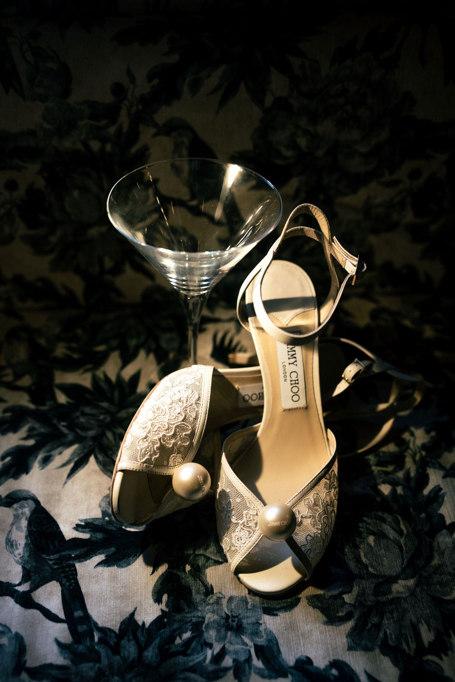 Artistisk detaljbild av Jimmy Choo klackskor.