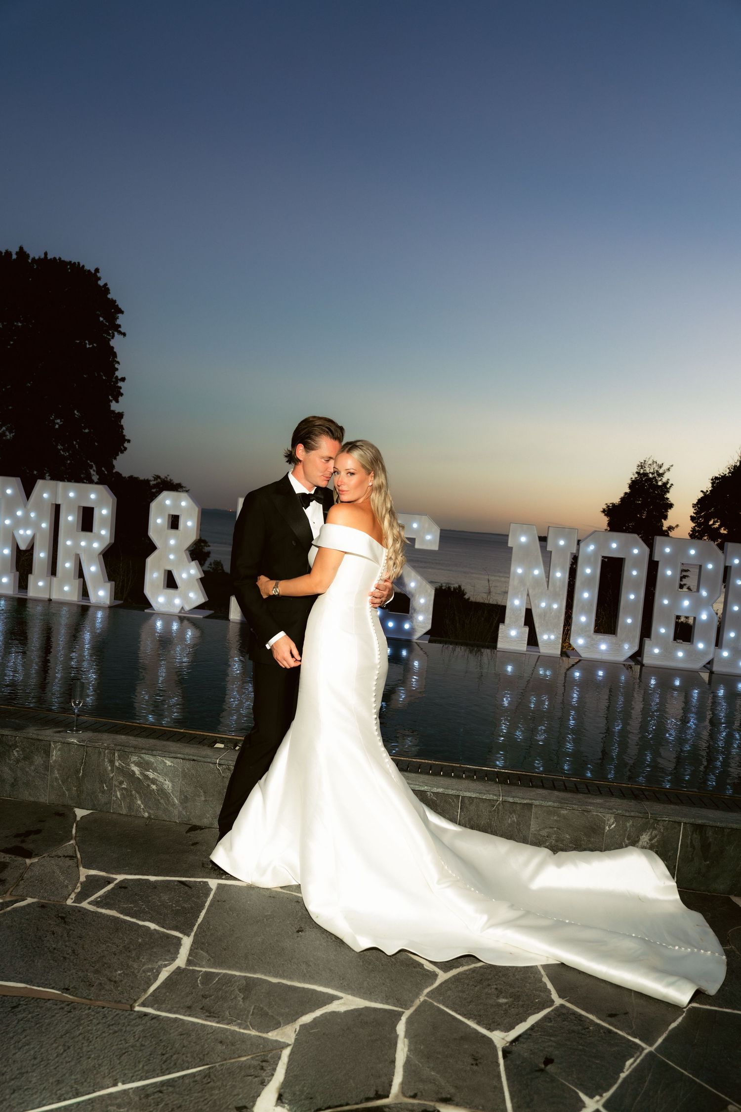Vid poolen på Maryhill Estate hade brudparet satt upp ljusskyltar formade till mr and mrs.