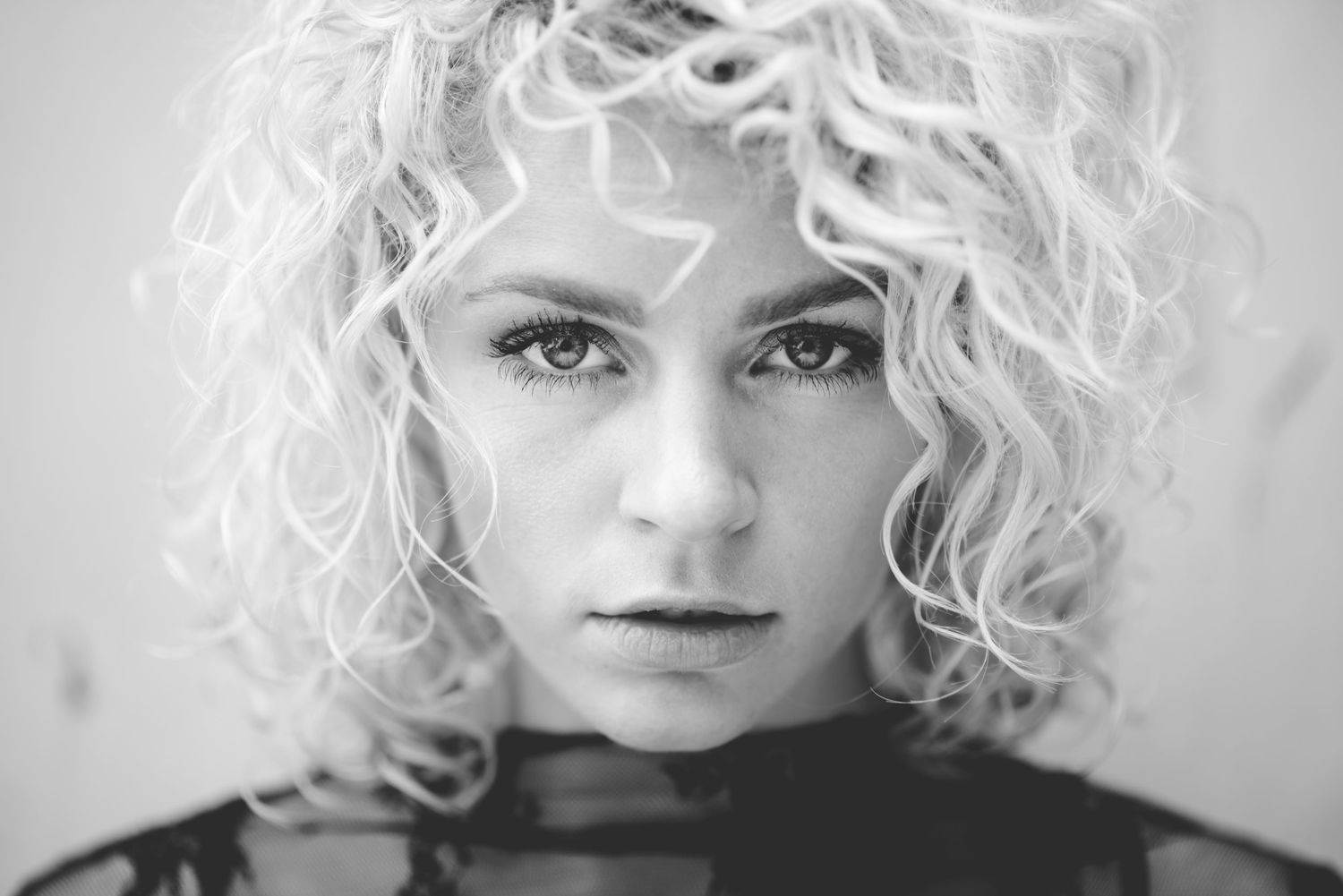 Black and white portrait of a woman, outdoor photography session, Frankfurt am Main