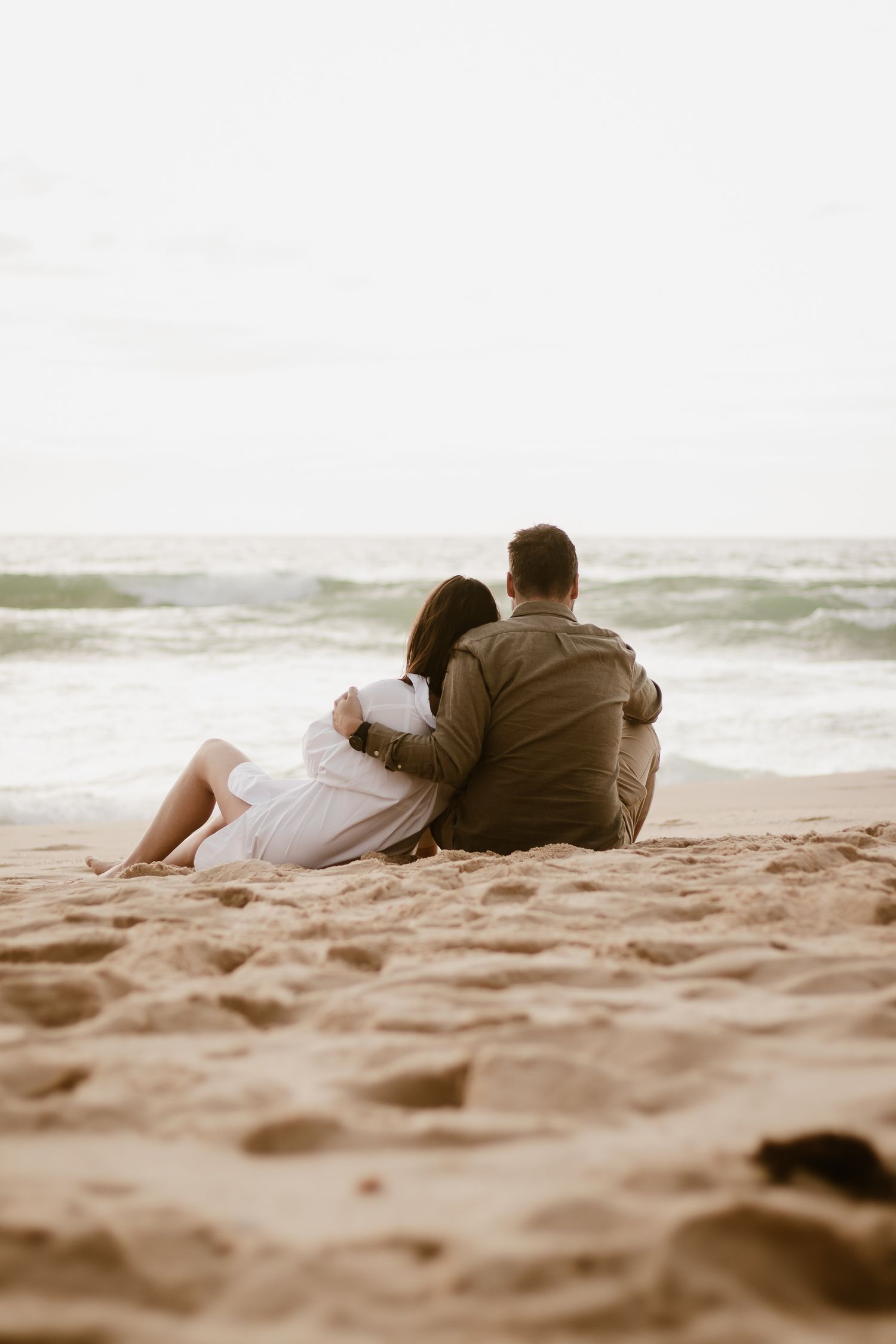 Photographie portrait couple au coucher de soleil à Lacanau Océan Gironde