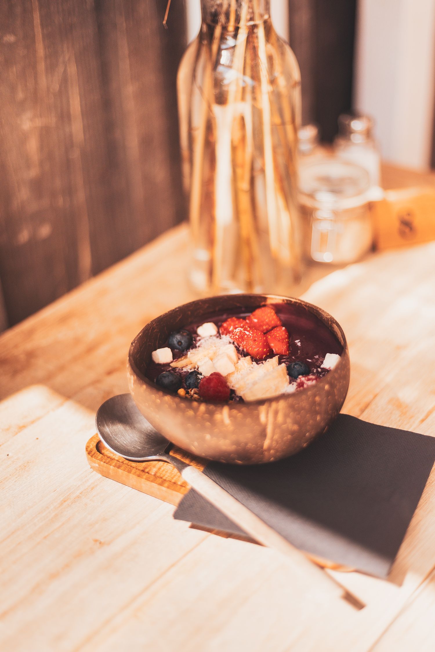 Un bol à dessert au chocolat avec des baies fraîches sur une table en bois.