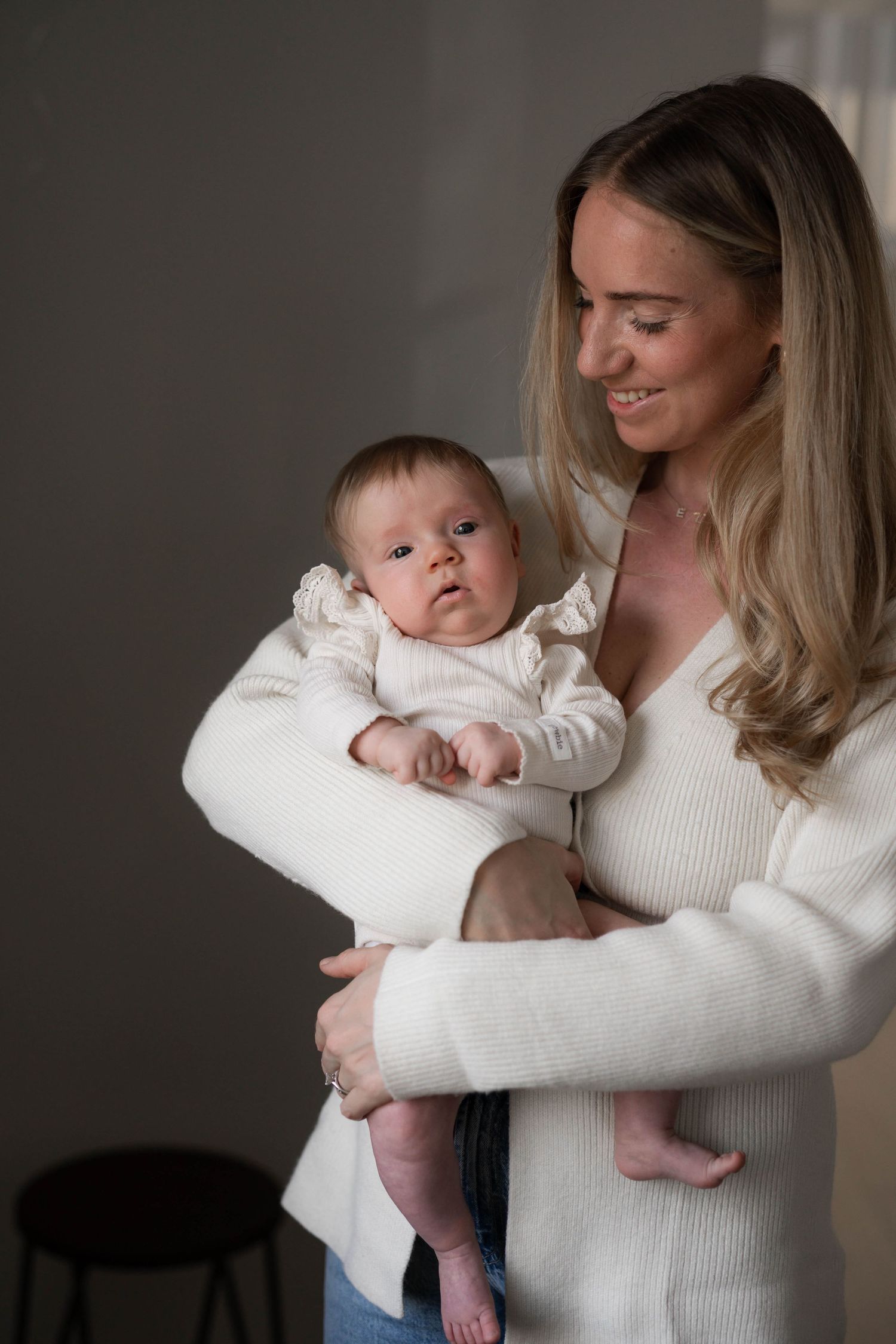 Fotograf Jessica Öhman med liten flicka