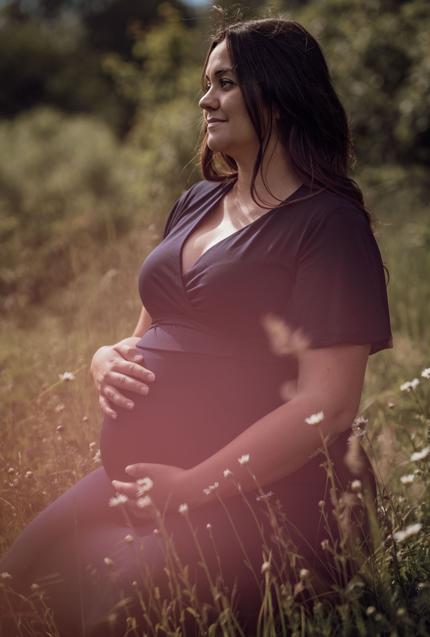 Gravid kvinna på blomstrande äng