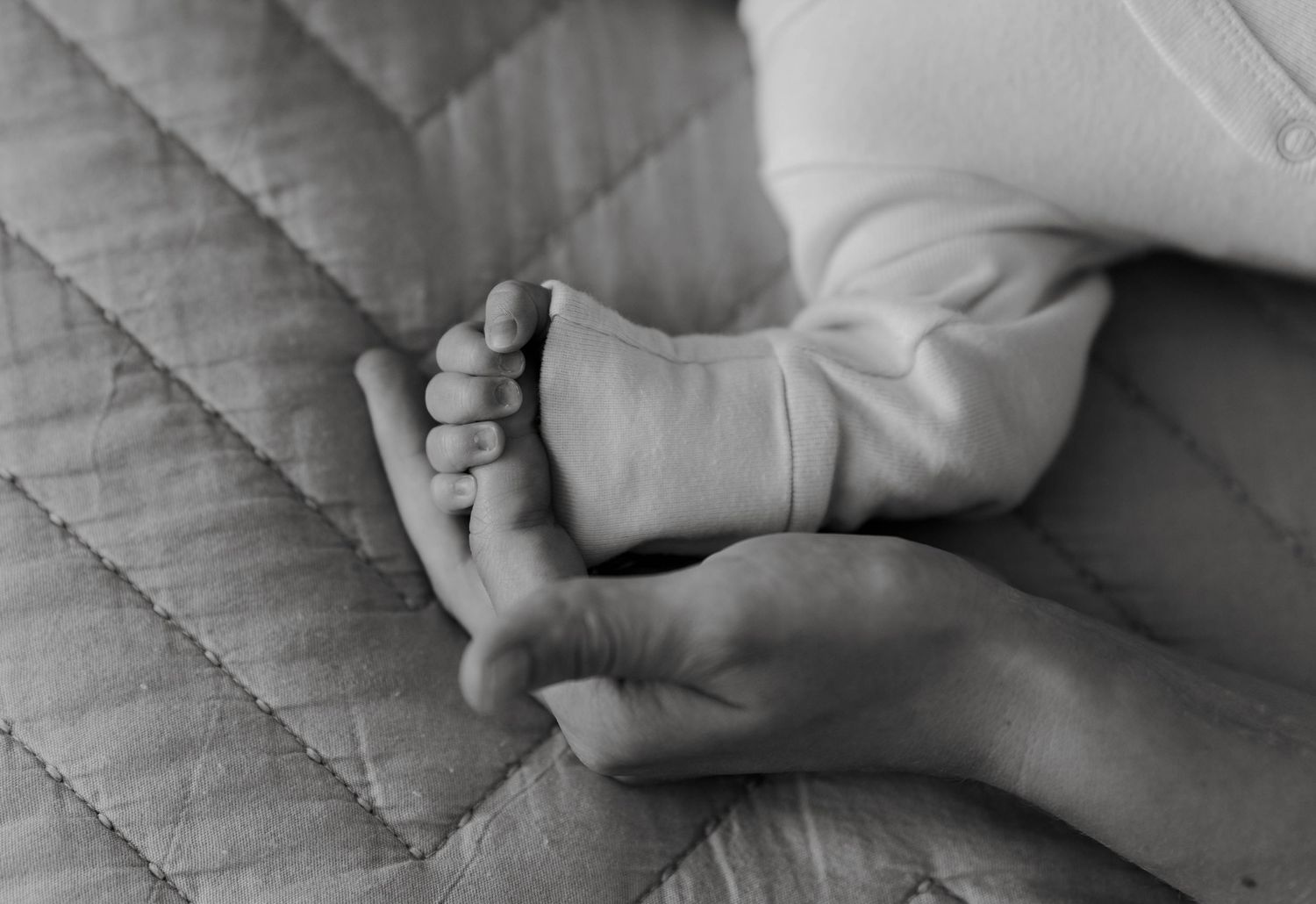 Mammas finger i bebis lilla hand