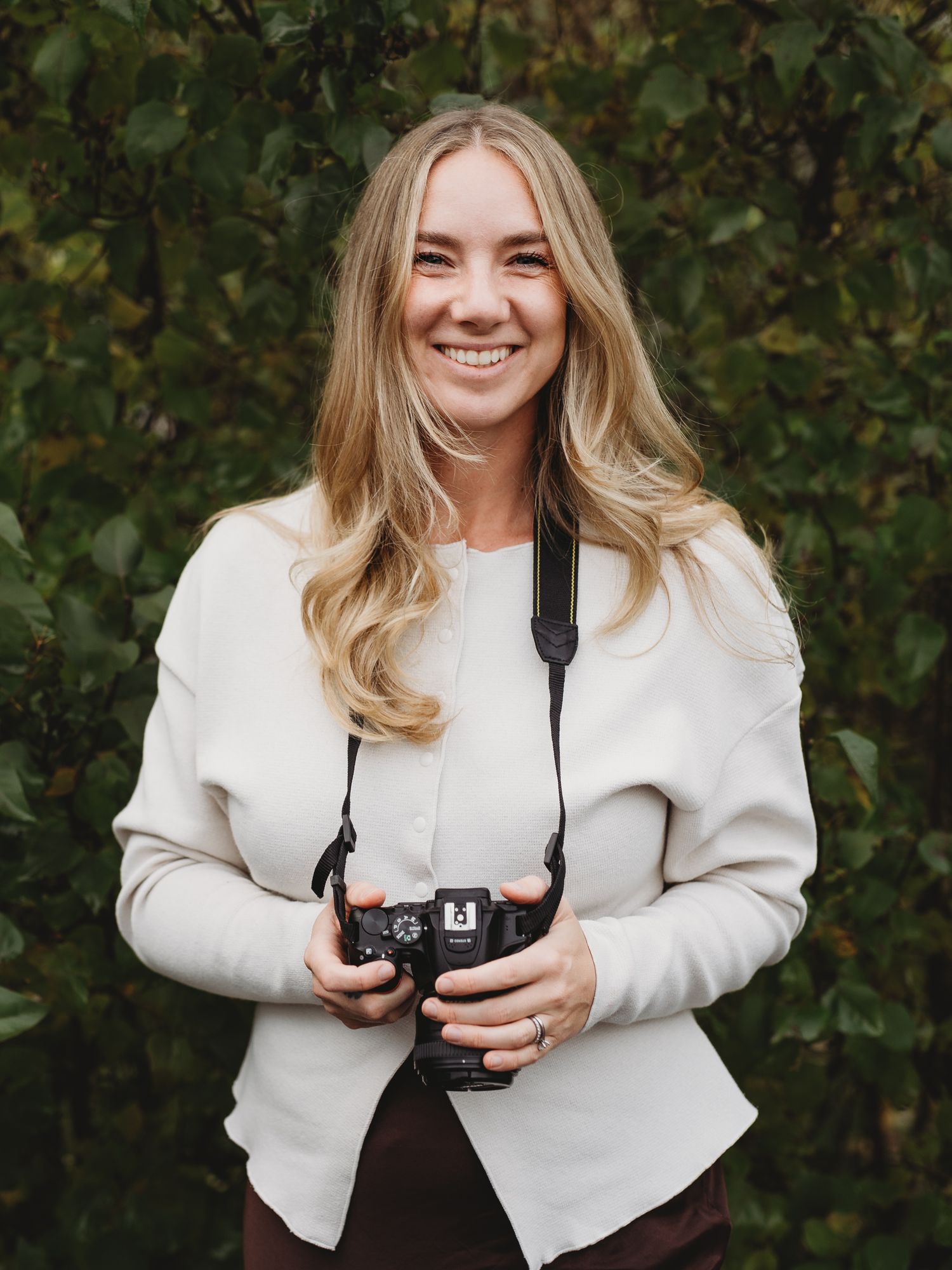 Fotograf Jessica Öhman med kamera