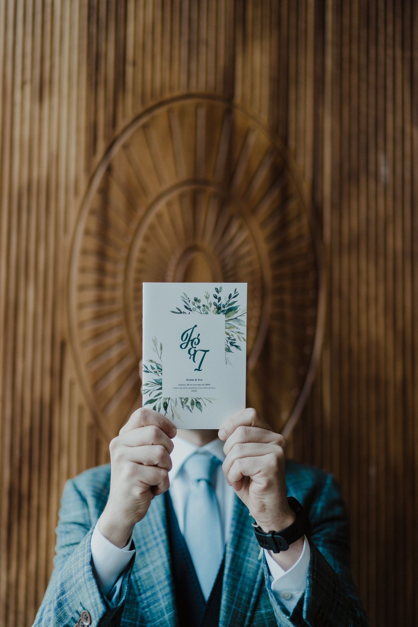 Groom holding a handwritten note during a relaxed Porto wedding
