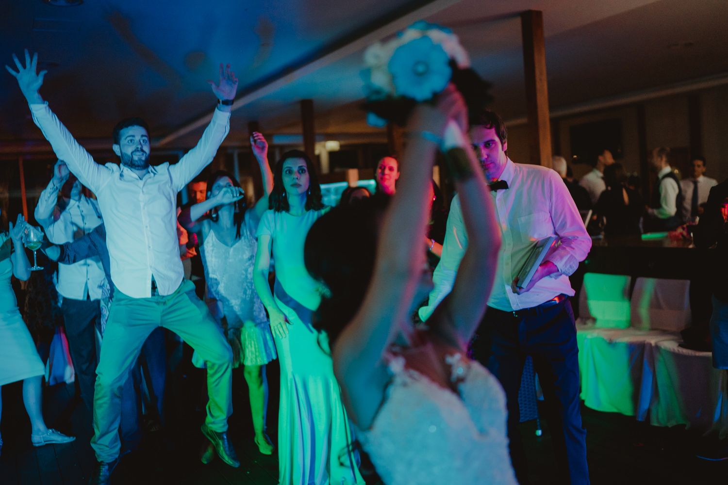 Algarve wedding photographer capturing the energy of the bouquet toss