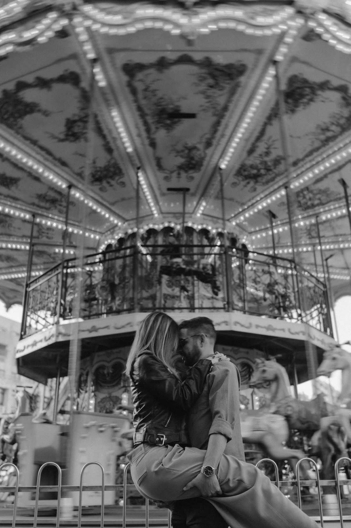 Candid black and white kiss – urban engagement Portugal