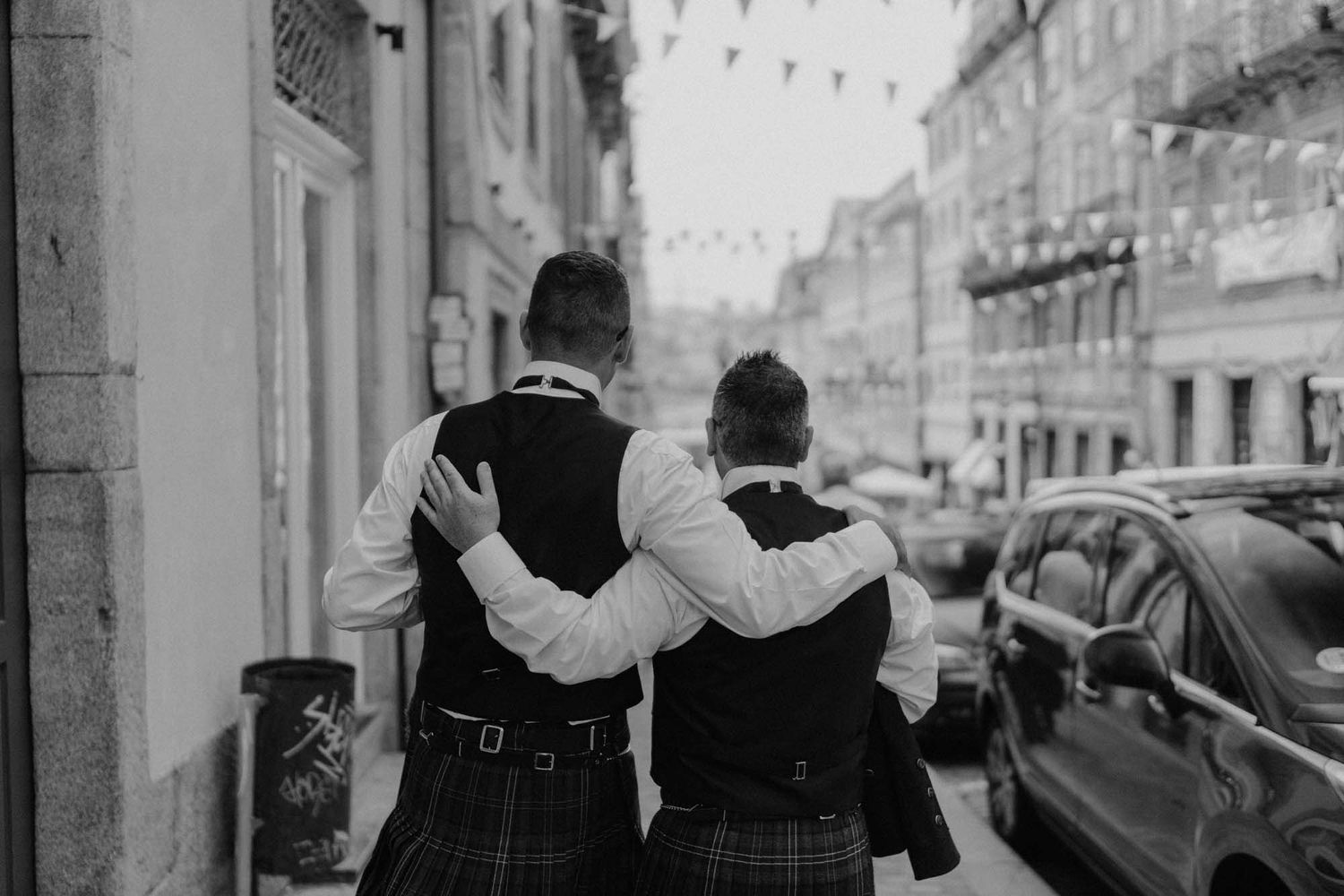 Two people wearing traditional kilts down Porto´s street.
Wedding photography of British Hayley and Scottish Johny at The Yeatman, Portugal