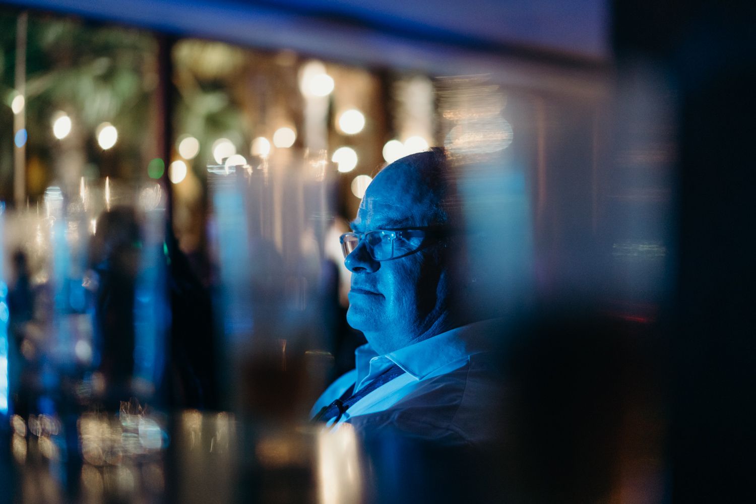 Emotional speech captured by Algarve wedding photographer during reception