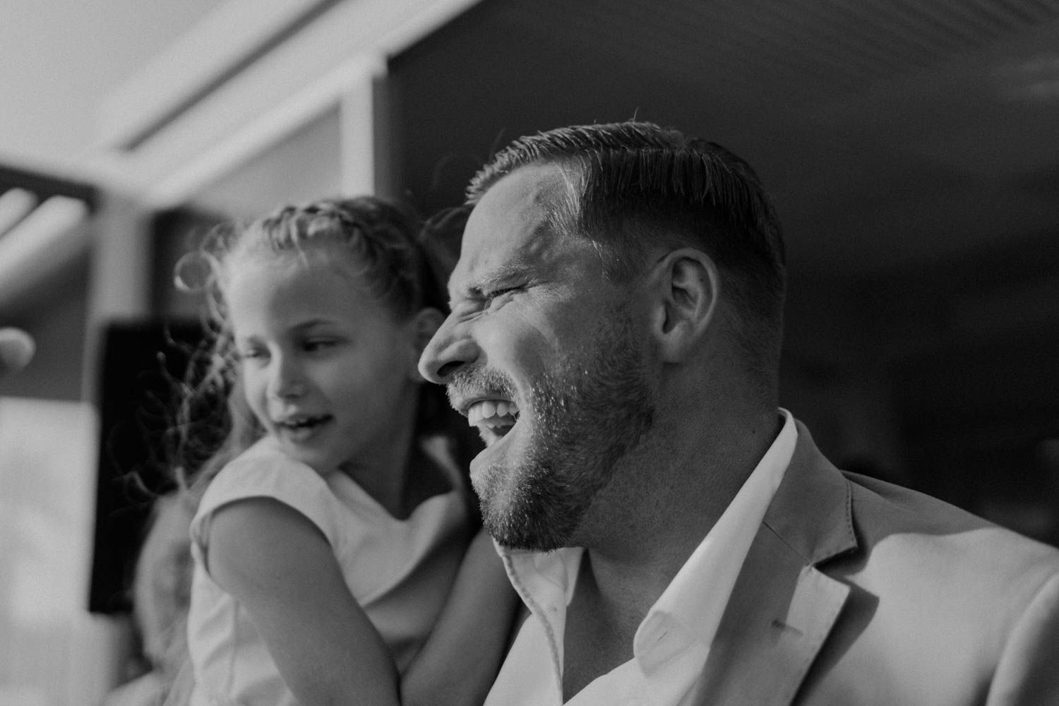 Beachside wedding at Set Lounge, Portugal. German-style destination wedding with raw emotions and high-energy party vibes.