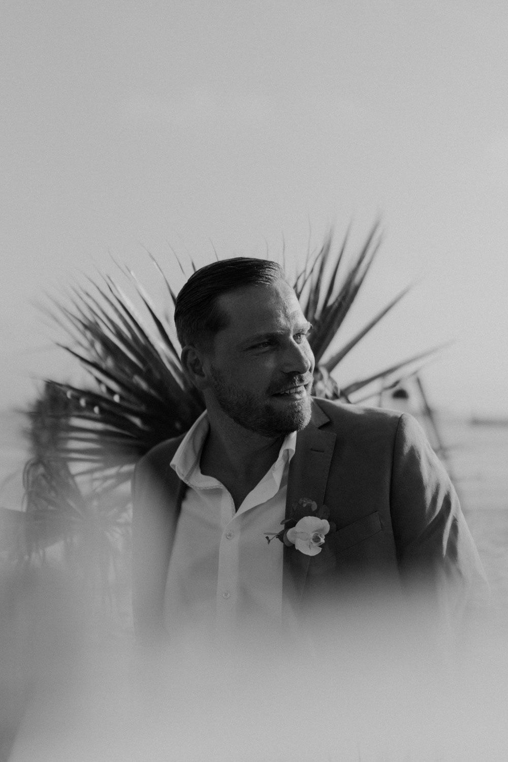 Beachside wedding at Set Lounge, Portugal. German-style destination wedding with raw emotions and high-energy party vibes.
