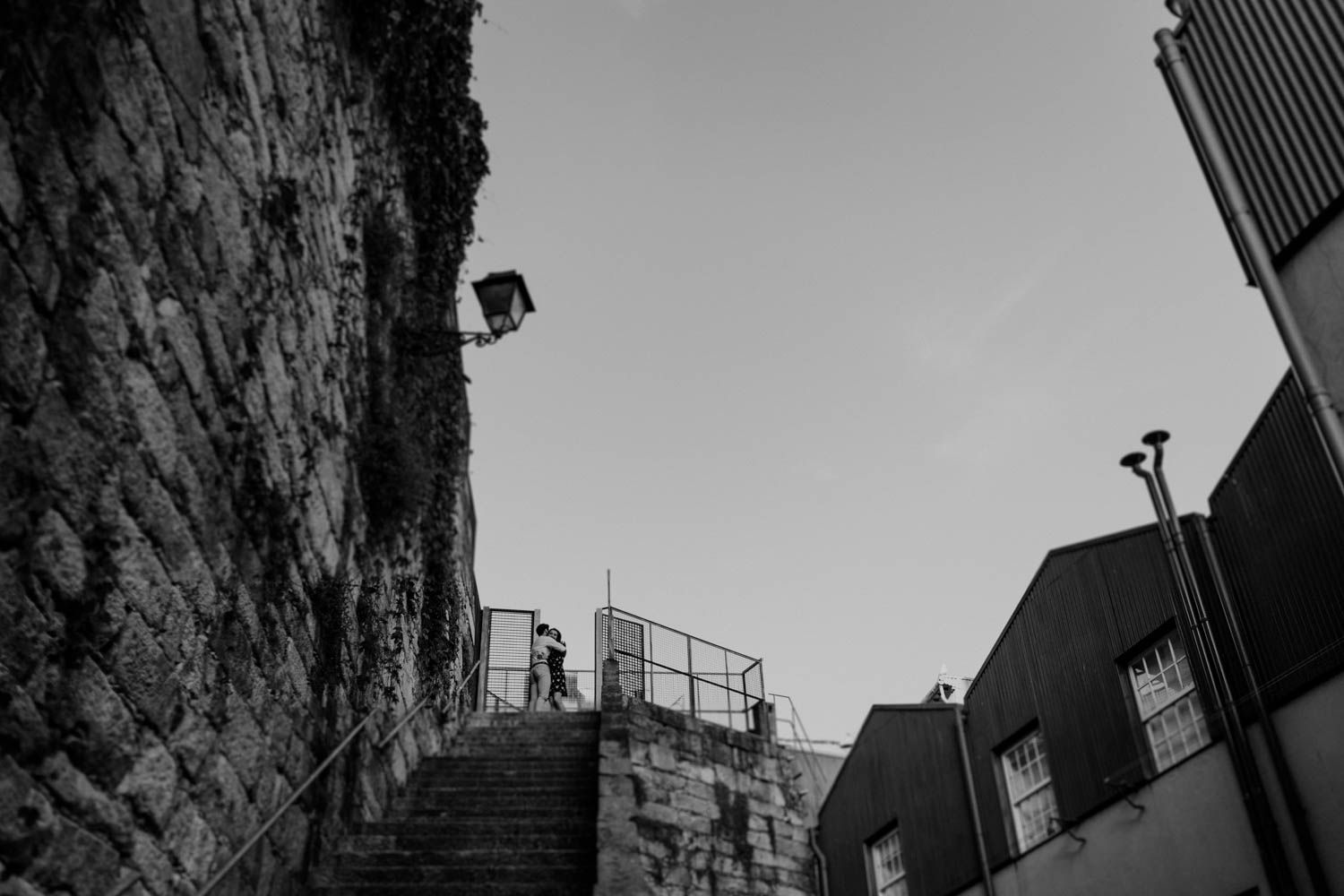 Couple shoot in Porto’s Ribeira with moody light and cinematic vibe