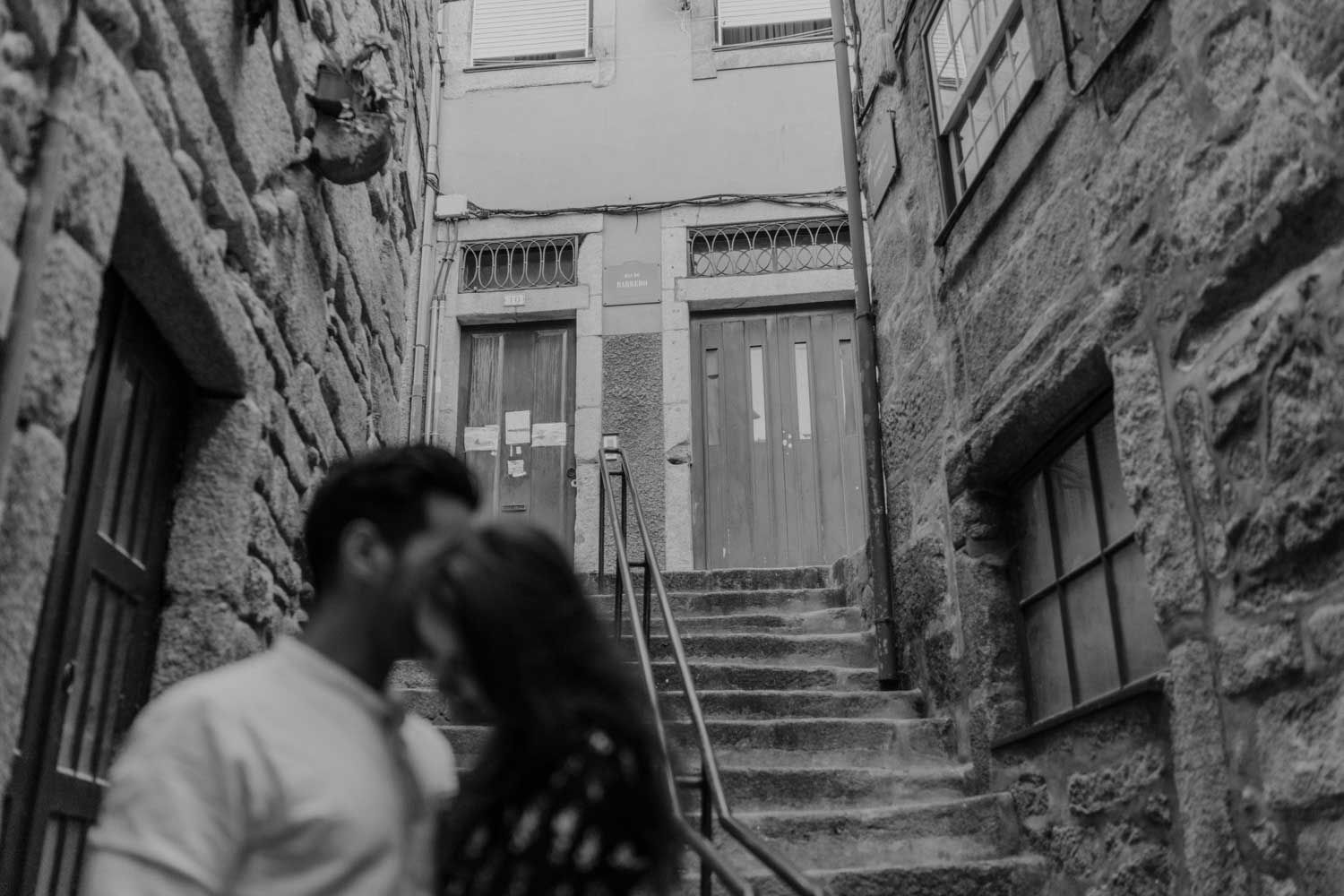 Couple shoot in Porto’s Ribeira with moody light and cinematic vibe